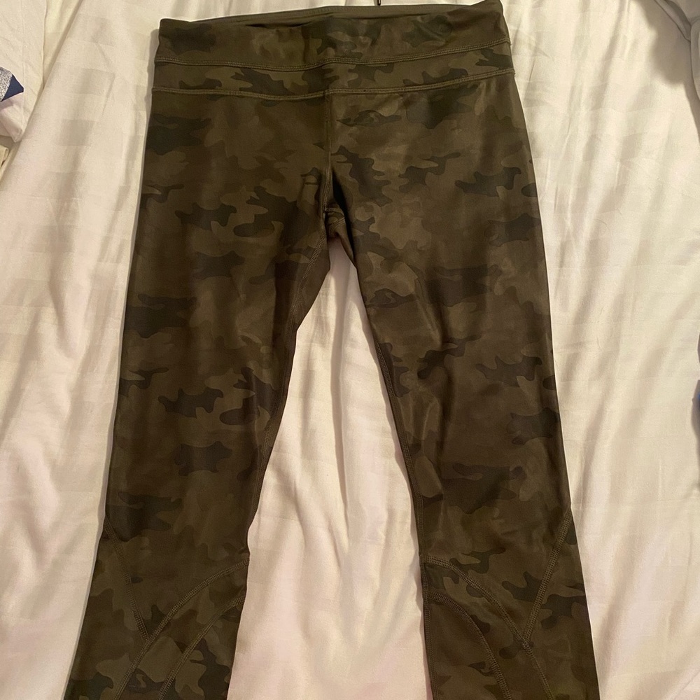 Lululemon Inspire 21” Camo Wunder Under Capris